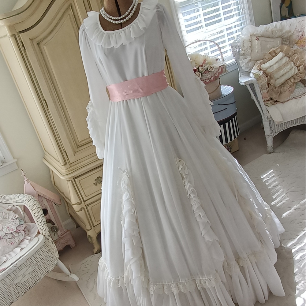 STUNNING ! VINTAGE 1970S WHITE GOWN WITH PICK UPS❤️